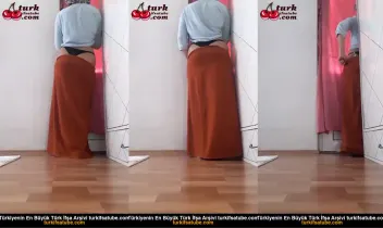 Türbanlı Kadın Sessiz Bir Yerde Geliyor